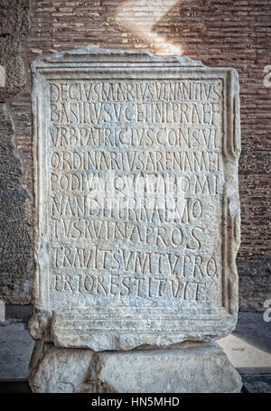 La lastra di pietra contenente il Venanzio iscrizione situato nel Colosseo di Roma. Foto Stock