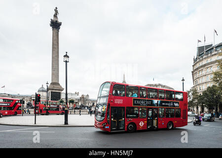 London, Regno Unito - 20 Ottobre 2016: gli autobus passano da Trafalgar Square a Londra, Regno Unito Foto Stock