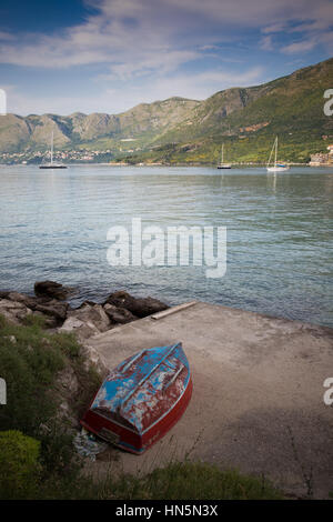 Un vecchio, weathered barca a remi sulla costa di Cavtat, Croazia Foto Stock