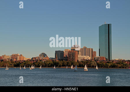 Guardando oltre il Fiume Charles verso la skyline di Boston, Boston, Massachusetts, Stati Uniti. Foto Stock