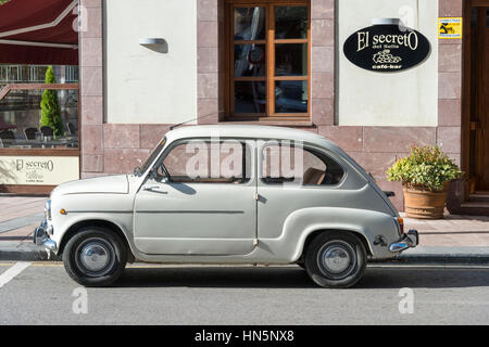 Una Fiat 500 Bianco auto parcheggiata su una strada in Spagna Foto Stock