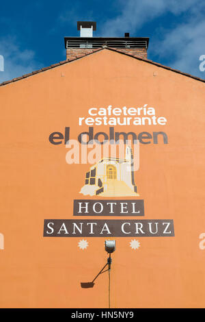Un murale o annuncio pubblicitario sul lato di una parete di un edificio in Spagna per il Cafe Dolmen e Hotel Santa Cruz Foto Stock