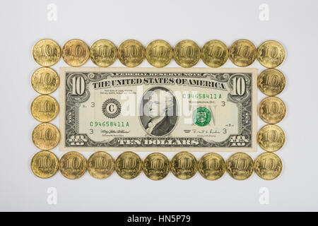 Dieci dollari riscossi sul perimetro di una decina di monete in russo, vista dall'alto Foto Stock