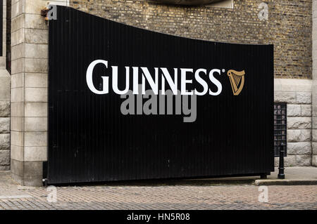 Dublino, Irlanda - 15 Aprile 2015: porta il Magazzino Guinness Brewery attrazione turistica in St James Gate area di Dublino Foto Stock