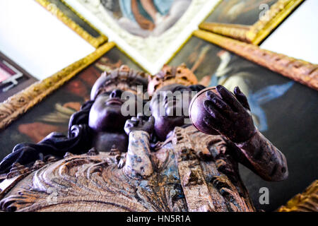 La statua della Vergine Maria e Gesù Bambino al Prague City Gallery in tha il castello di Troja Foto Stock