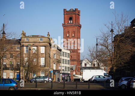 Blue sky giornata soleggiata a Birkenhead punto di riferimento esterno di Hamilton si piazza Stazione di mattoni della torre in stile vittoriano in Wallasey, Merseyside, Wirral, Inghilterra, Regno Unito. Foto Stock