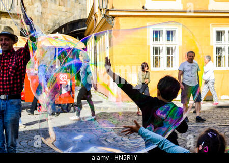 Bambini che giocano con le bolle a Praga Foto Stock