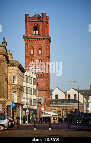 Blue sky giornata soleggiata a Birkenhead punto di riferimento esterno di Hamilton si piazza Stazione di mattoni della torre in stile vittoriano in Wallasey, Merseyside, Wirral, Inghilterra, Regno Unito. Foto Stock