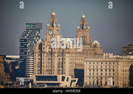 Da Birkenhead lato del fiume Mersey guardando verso il centro di Liverpool su un cielo blu giorno al landmark waterfront skyline nel Merseyside, Englan Foto Stock