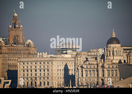 Da Birkenhead lato del fiume Mersey guardando verso il centro di Liverpool su un cielo blu giorno al landmark waterfront skyline nel Merseyside, Englan Foto Stock