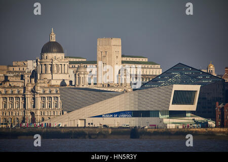 Da Birkenhead lato del fiume Mersey guardando verso il centro di Liverpool su un cielo blu giorno al landmark waterfront skyline nel Merseyside, Englan Foto Stock