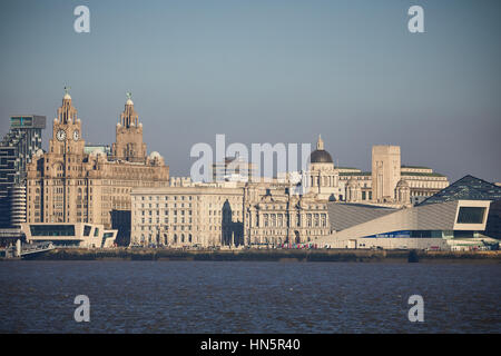 Da Birkenhead lato del fiume Mersey guardando verso il centro di Liverpool su un cielo blu giorno al landmark waterfront skyline nel Merseyside, Englan Foto Stock
