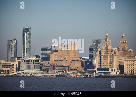Da Birkenhead lato del fiume Mersey guardando verso il centro di Liverpool su un cielo blu giorno al landmark waterfront skyline nel Merseyside, Englan Foto Stock