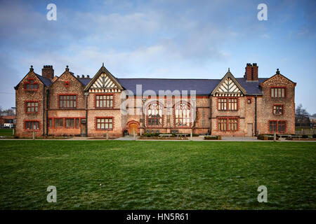 Blue sky giornata soleggiata a ex dimora signorile per la famiglia Radclyffe Ordsall Hall casa storica e il museo di storia di grado che ho elencato la costruzione Foto Stock