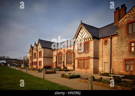 Blue sky giornata soleggiata a ex dimora signorile per la famiglia Radclyffe Ordsall Hall casa storica e il museo di storia di grado che ho elencato la costruzione Foto Stock