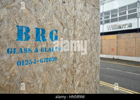 Una chiusa fatiscente e intavolato windows di ex BMW auto showroom per Williams a Bolton, Lancashire, Inghilterra, Regno Unito Foto Stock