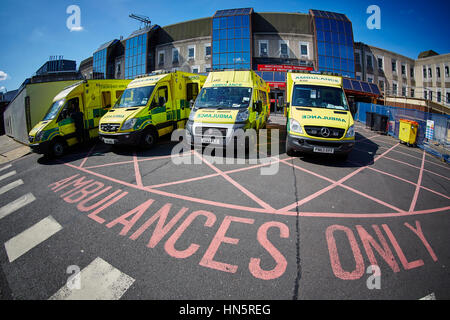 Liveried ambulanze parcheggiate sul dazio in alloggiamenti designato a Manchester Royal Infirmary incidente e dipartimento di emergenza Foto Stock