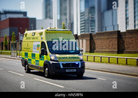 Guida su strada pubblica un liveried ambulanze in arrivo sul dazio al Manchester Royal Infirmary incidente e dipartimento di emergenza Foto Stock