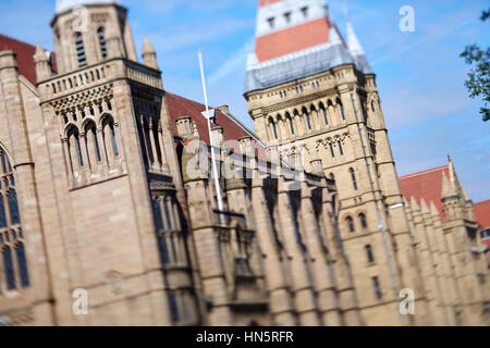 Giornata di sole grandi landmark gotico edificio esterno parte di Manchester University campus, Whitworth Hall sulla principale A34 Oxford Road corridoio del bus Foto Stock