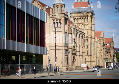 Giornata di sole grandi landmark gotico edificio esterno parte di Manchester University campus, Whitworth Hall sulla principale A34 Oxford Road corridoio del bus Foto Stock