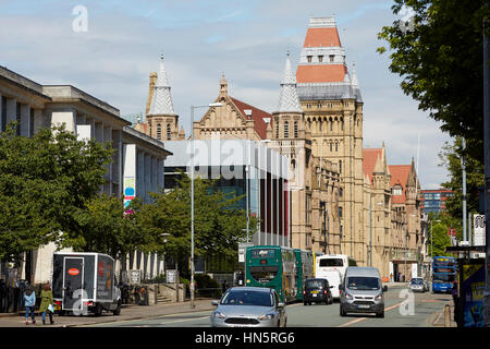 Giornata di sole grandi landmark gotico edificio esterno parte di Manchester University campus, Whitworth Hall sulla principale A34 Oxford Road corridoio del bus Foto Stock
