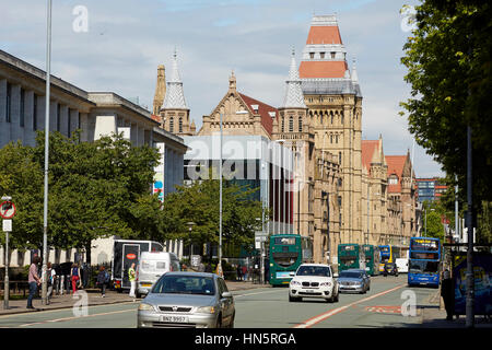 Giornata di sole grandi landmark gotico edificio esterno parte di Manchester University campus, Whitworth Hall sulla principale A34 Oxford Road corridoio del bus Foto Stock