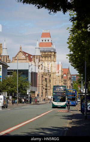Giornata di sole grandi landmark gotico edificio esterno parte di Manchester University campus, Whitworth Hall sulla principale A34 Oxford Road corridoio del bus Foto Stock