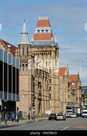 Giornata di sole grandi landmark gotico edificio esterno parte di Manchester University campus, Whitworth Hall sulla principale A34 Oxford Road corridoio del bus Foto Stock