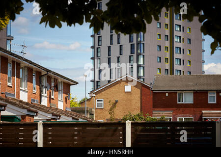 Un vecchio blocco di appartamenti è dato un lifting makeover e circondato da originali degli anni settanta consiglio estate Case in alloggiamento Ancoats area di rigenerazione in EAS Foto Stock