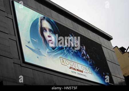 Londra, UK, 06/02/2017 Rogue uno Starwars affissioni presso l' Odeon Leicester Square nel West End. Foto Stock