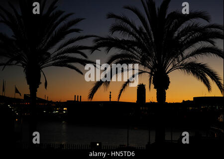 Il Porto di Barcellona al tramonto con Christopher Columbus statua Foto Stock