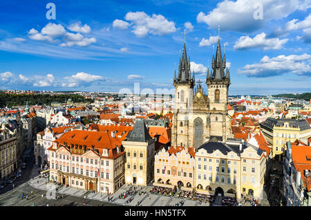 La Piazza della Città Vecchia di Praga, Repubblica Ceca in una giornata di sole Foto Stock