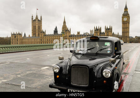 Nero tipico Londra cabina sul Westminster Bridge nella parte anteriore del case del Parlamento. Il famoso Big Ben è visibile sulla destra della foto dietro il Foto Stock