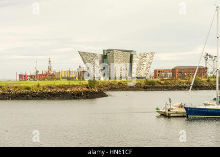 Titanic Belfast è un'attrazione turistica e museo presso l'ex Harland & Wolff di cantieri navali a Belfast 'Titanic Quarter', l'Irlanda del Nord. Foto Stock
