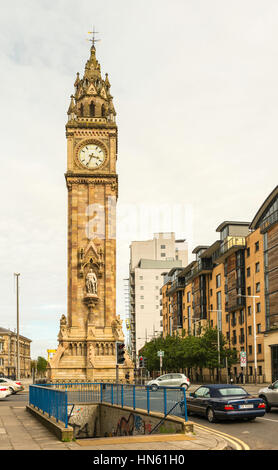 L'Albert Memorial Clock (1869) è un punto di riferimento di Belfast e si trova presso il Queen Square, Belfast, Irlanda del Nord, Regno Unito. Foto Stock