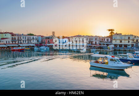 RETHYMNO, Grecia - 15 ottobre 2013: Il vecchio porto veneziano vanta un gran numero di pesci autentici ristoranti e taverne, il 15 ottobre a Rethymno Foto Stock