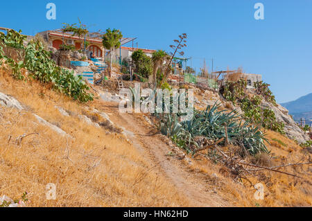 La piccola casa residenziale con giardino situato sulla fortezza pendici collinari a rethymno, Grecia Foto Stock