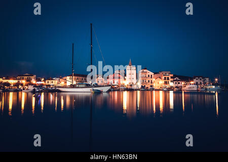 Il traino di Pirovac di notte, Croazia Foto Stock