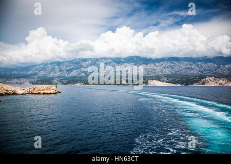 Vista mentre prendendo il traghetto da Jablanac all' isola di Rab in Croazia Foto Stock