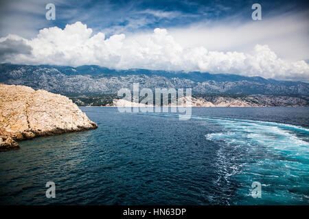 Vista mentre prendendo il traghetto da Jablanac all' isola di Rab in Croazia Foto Stock