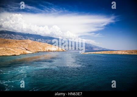 Vista mentre prendendo il traghetto da Jablanac all' isola di Rab in Croazia Foto Stock