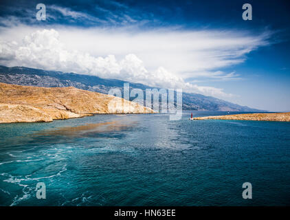 Vista mentre prendendo il traghetto da Jablanac all' isola di Rab in Croazia Foto Stock