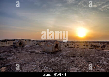 Bella vista romantica del tramonto dalle mura della vecchia fortezza coloniale, Galle, Sri Lanka Foto Stock