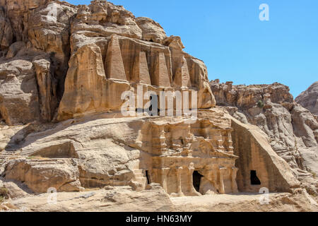 Vista panoramica obelisco del sepolcro e il triclinio in Petra, Giordania Foto Stock