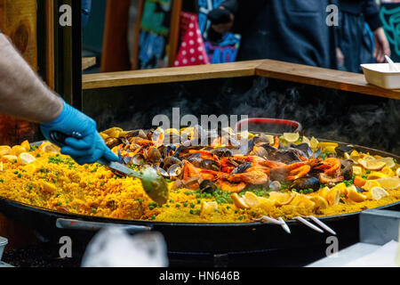 La paella di pesce venduta al mercato di Borough di Londra Foto Stock