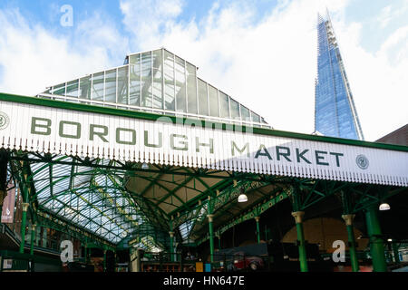 London, Regno Unito - 7 Novembre 2016 - Borough Market con la Shard edificio in background Foto Stock
