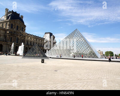 Pavillon Richelieu e piramide a Louvre Art Gallery, Parigi, Francia Foto Stock