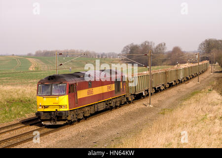 LITTLEBURY, CAMBRIDGESHIRE , INGHILTERRA - MARZO 17TH 2009 - una locomotiva classe 60 EWS 60065 funzionante carico treni aggregati. Foto Stock