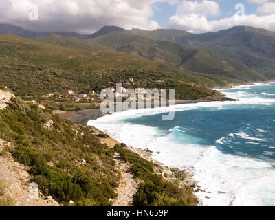 La Corsica, Francia: Costa del Cap Corse e Nonza Beach in mare mosso e il forte vento di maestrale Foto Stock