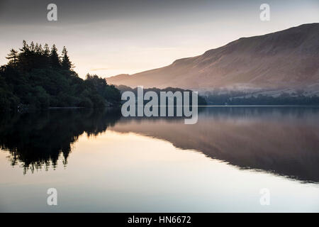 Luglio 2016 Ullswater , Cumbria - a piedi l'Ullswater modo in Cumbria Foto Stock